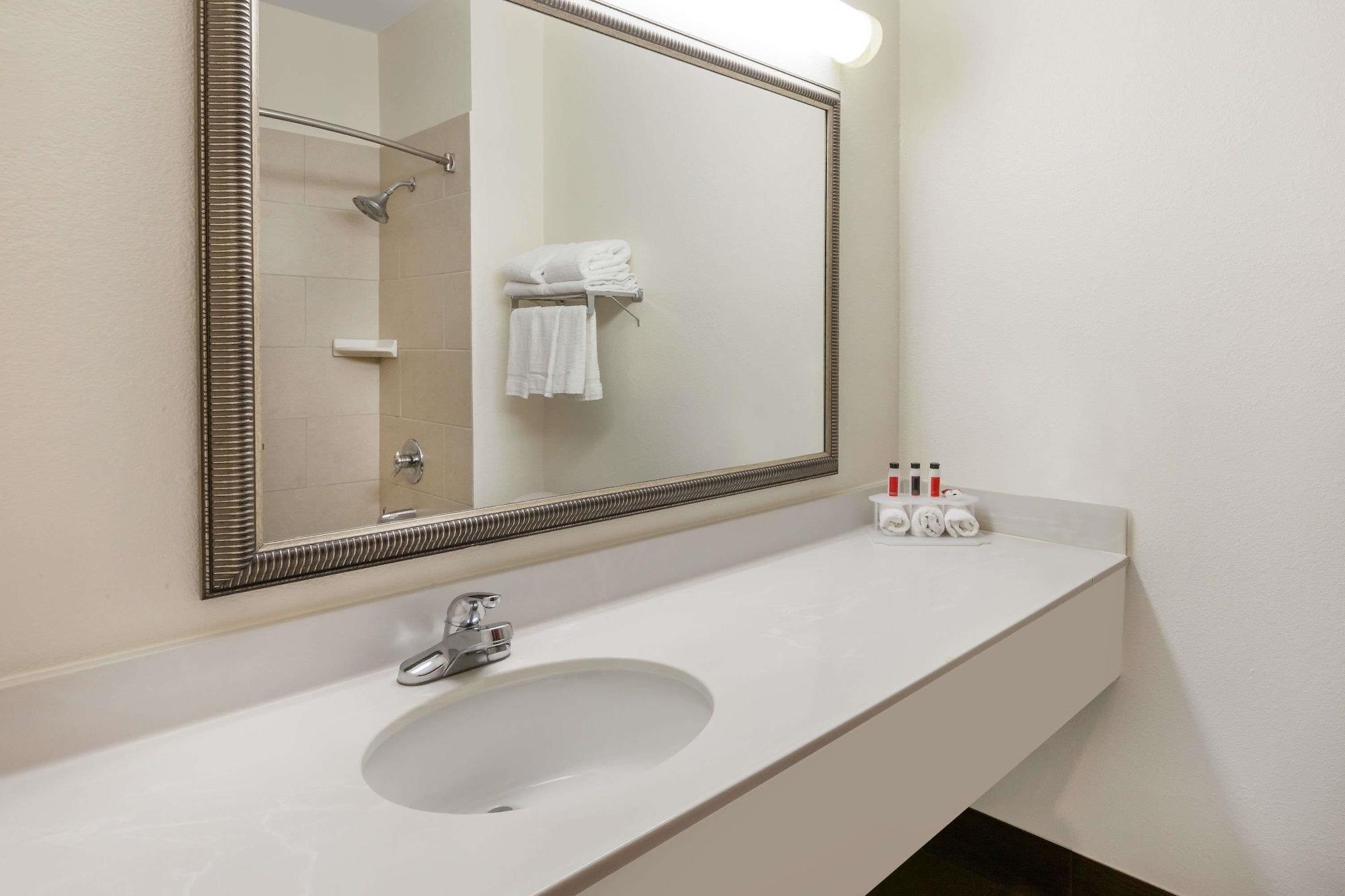 Baymont By Wyndham Chelsea Hotel Bagian luar foto